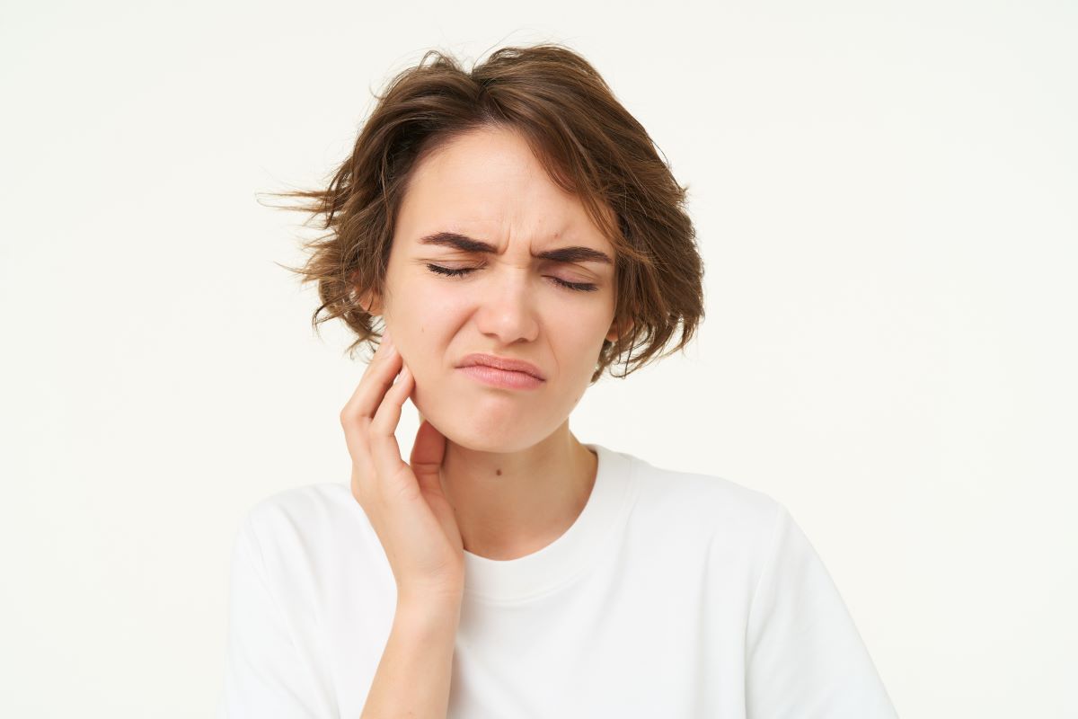 Woman with facial swelling and jaw pain needing an emergency extraction
