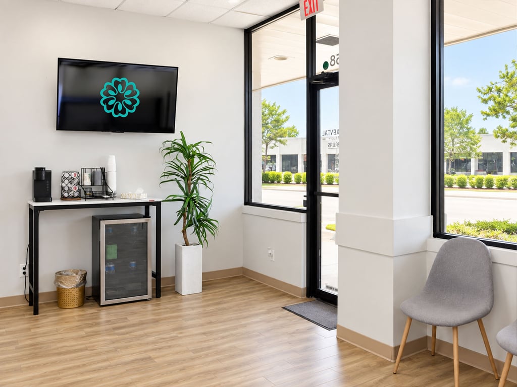 Sala de espera de Aroma Dental con estación de café y asientos