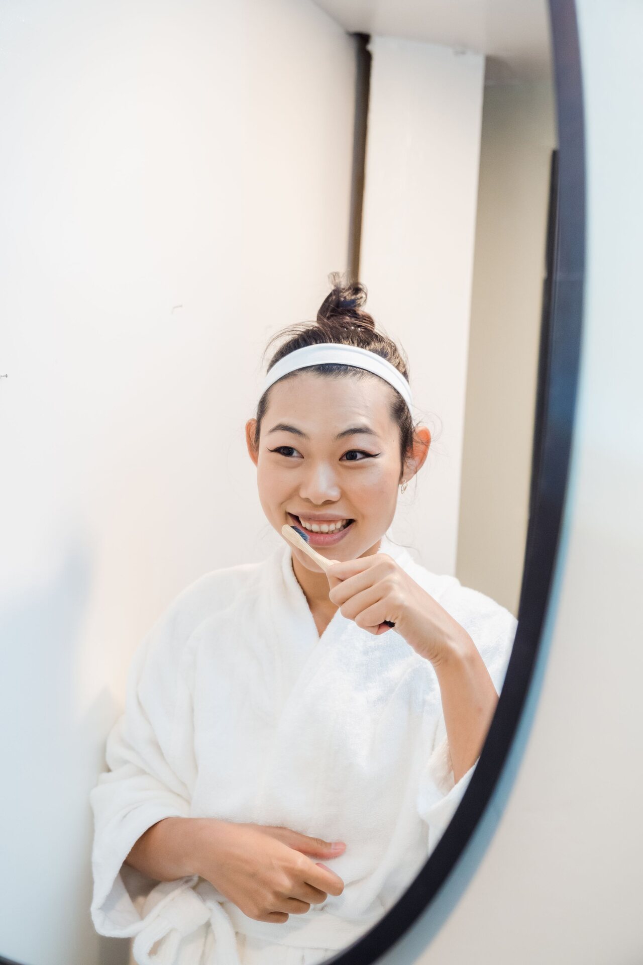Smile makeover with porcelain veneers